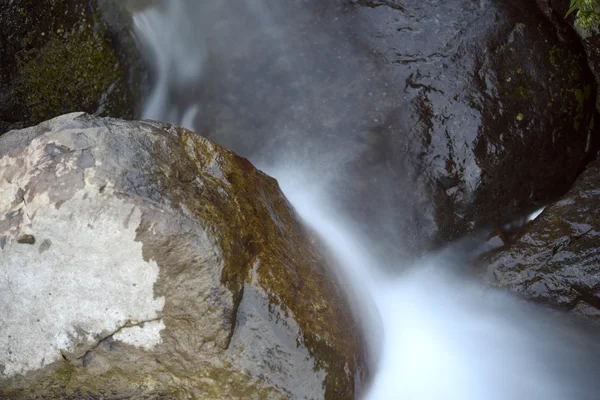 Fluss mit Langzeitbelichtung auf Hochebene auf dem Gipfel des Berges — Stockfoto