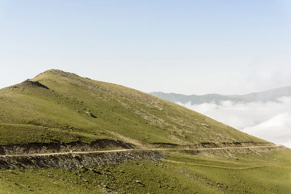 Belle nature et montagnes avec brouillard, c'est la vie du plateau — Photo