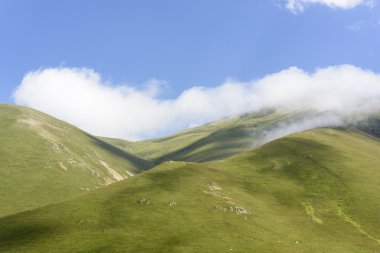 güzel doğa ve sis ile Dağları