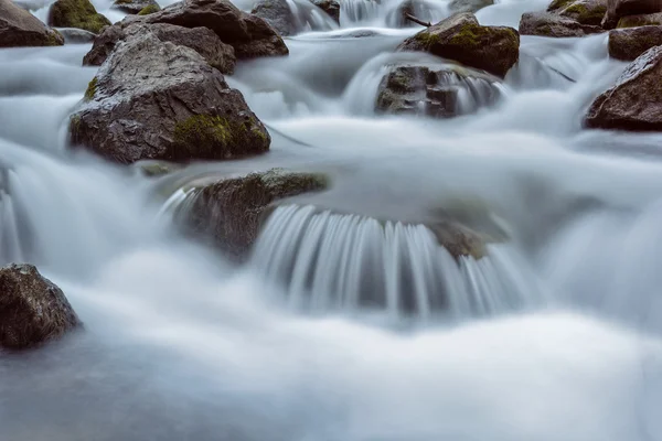 Río de larga exposición en la meseta — Foto de Stock