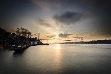 Istanbul boğazı deniz ve gün batımı köprüde