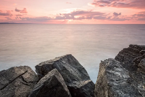 Belas rochas e mar com enormes nuvens no céu — Fotografia de Stock