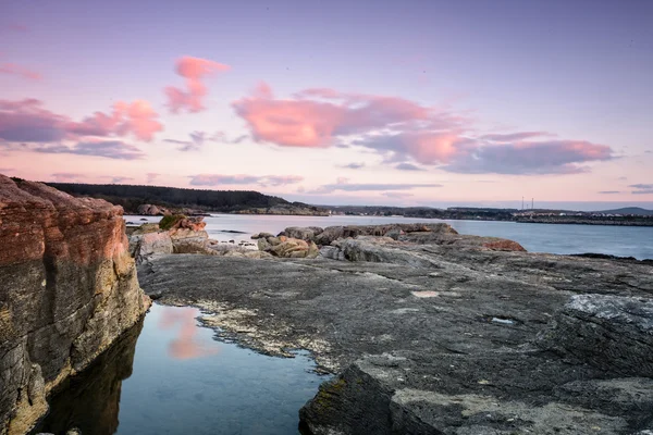 Belas rochas e mar com enormes nuvens no céu — Fotografia de Stock