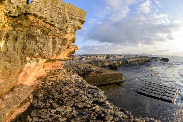 Piękny skały i morze z ogromnej chmury na niebie — Zdjęcie stockowe