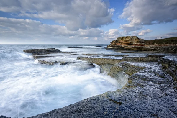Piękny skały i morze z ogromnej chmury na niebie — Zdjęcie stockowe