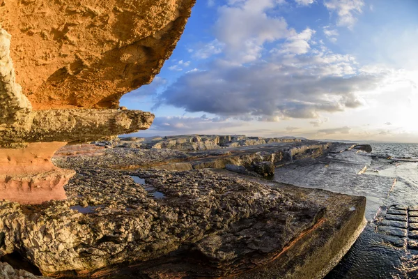 Belas rochas e mar com enormes nuvens no céu — Fotografia de Stock