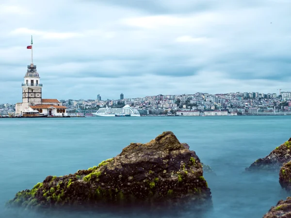 Bella vista di Istanbul con lunga esposizione girato sul Bosforo - Istanbul . — Foto Stock