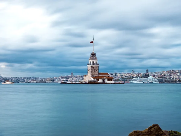 Bela vista de Istambul com longa exposição tiro no Bósforo - Istambul . — Fotografia de Stock