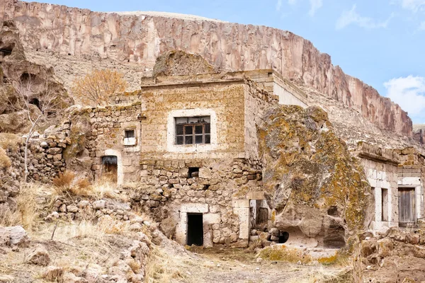 Hay chimeneas de hadas, iglesia y cuevas en Capadocia —  Fotos de Stock