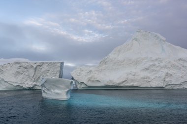 Arctic buzdağları Grönland arctic deniz '. Su yüzeyi üzerinde ve su yüzeyinin altında o buzdağı olduğunu kolayca görebilirsiniz. Bazen inanılmaz bir buzdağı yüzde 90'ını su altında olduğunu