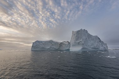 Arctic buzdağları Grönland arctic deniz '. Su yüzeyi üzerinde ve su yüzeyinin altında o buzdağı olduğunu kolayca görebilirsiniz. Bazen inanılmaz bir buzdağı yüzde 90'ını su altında olduğunu