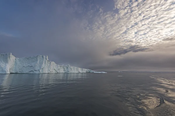 Arctic Icebergs Groenland in the arctic sea. Vous pouvez facilement voir que l'iceberg se trouve au-dessus de la surface de l'eau et sous la surface de l'eau. Parfois incroyable que 90 % d'un iceberg soit sous l'eau — Photo