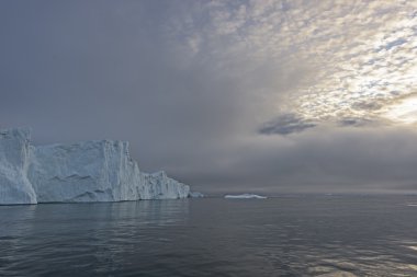 Arctic buzdağları Grönland arctic deniz '. Su yüzeyi üzerinde ve su yüzeyinin altında o buzdağı olduğunu kolayca görebilirsiniz. Bazen inanılmaz bir buzdağı yüzde 90'ını su altında olduğunu