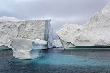 Arctic buzdağları Grönland arctic deniz '. Su yüzeyi üzerinde ve su yüzeyinin altında o buzdağı olduğunu kolayca görebilirsiniz. Bazen inanılmaz bir buzdağı yüzde 90'ını su altında olduğunu