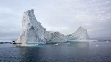 Arctic buzdağları Grönland arctic deniz '. Su yüzeyi üzerinde ve su yüzeyinin altında o buzdağı olduğunu kolayca görebilirsiniz. Bazen inanılmaz bir buzdağı yüzde 90'ını su altında olduğunu