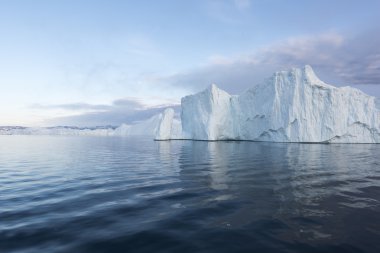 Arctic buzdağları Grönland arctic deniz '. Su yüzeyi üzerinde ve su yüzeyinin altında o buzdağı olduğunu kolayca görebilirsiniz. Bazen inanılmaz bir buzdağı yüzde 90'ını su altında olduğunu
