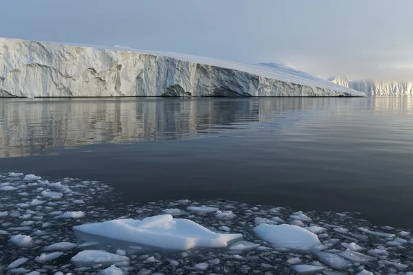 Enormes icebergs están en el océano ártico en Groenlandia —  Fotos de Stock