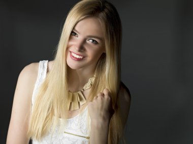 güzel genç sarışın kadın portre Studio