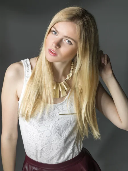 Vackra unga blonda kvinnor porträtt i studio — Stockfoto