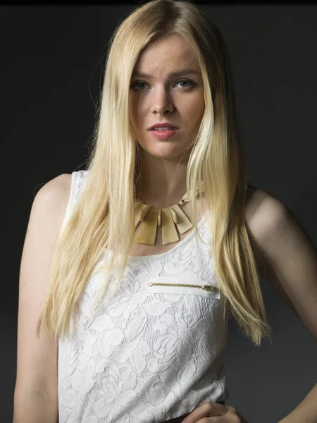 Vackra unga blonda kvinnor porträtt i studio — Stockfoto