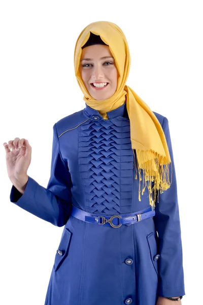 Modelo de moda jovem vestindo vestido islâmico em estúdio — Fotografia de Stock