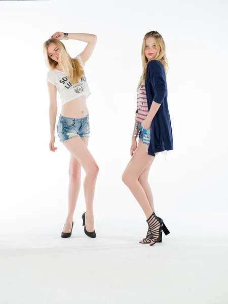 Duas jovens loira moda meninas da moda estão posando em estúdio — Fotografia de Stock