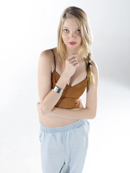 Portrét mladé blond ženy ve studiu — Stock fotografie