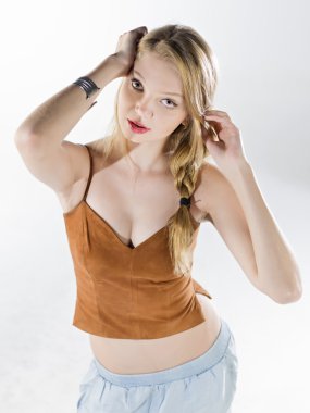 güzel sarışın yound kadın stüdyoda poz