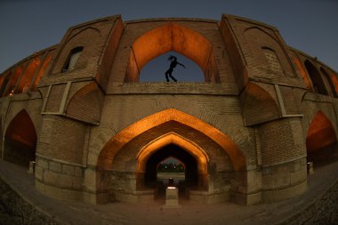 İsfahan, iran, 15 Eylül 2016 yılında 33 kemerli tarihi taş köprü.