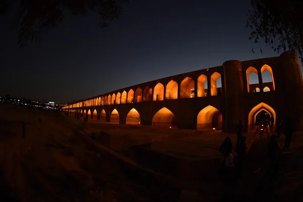 El histórico puente de piedra de 33 arcos en Isfahán, Irán, 15 de septiembre de 2016 . —  Fotos de Stock