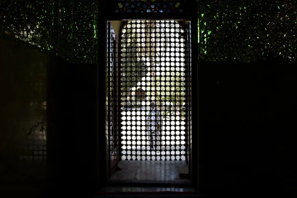 Wanita Muslim melihat ke luar dari ruang gelap di Isfahan, Iran, 11 September 2016 . — Stok Foto