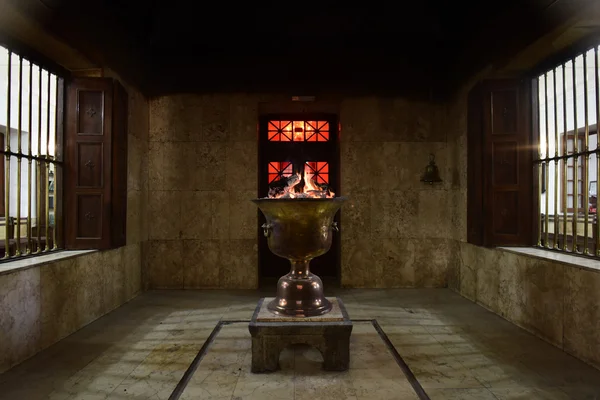 Feuer in der Kupferschüssel im Haus — Stockfoto