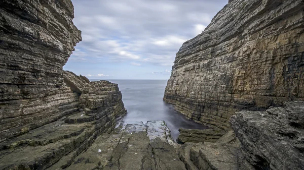 Formação enorme de rochas no mar — Fotografia de Stock