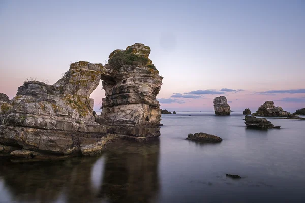 Krásný výhled na moře a skály s dlouhou expozicí — Stock fotografie