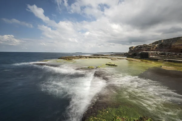 Belo mar e rochas com longa exposição — Fotografia de Stock
