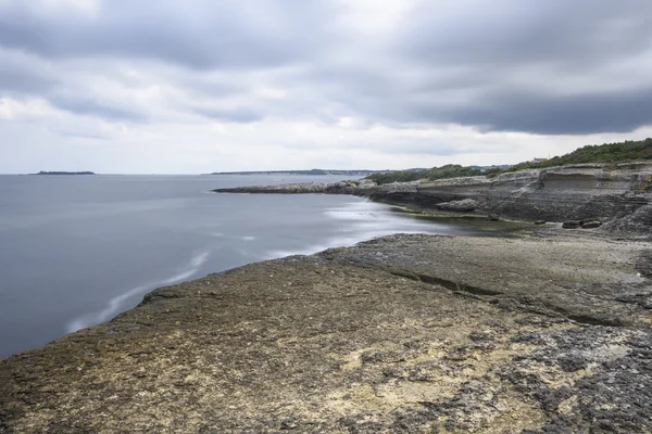 Hermoso mar y rocas con larga exposición —  Fotos de Stock