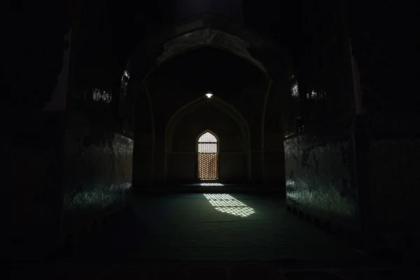 C'è una bella luce dalla finestra della moschea a Tebriz, Iran. settembre 13, 2016 . — Foto Stock