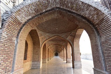 tuğla sütun cami dışında. Tebriz, Iran, 13 Eylül 2016.