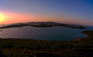Türkiye 'nin Ayvalik ilçesinde Cunda adası gün batımında