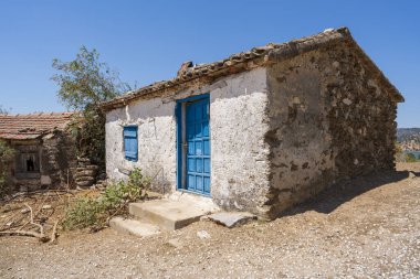 Kasabadaki eski taş ev.