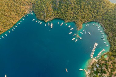 Gocek koylarında lüks yatları olan güzel bir manzara.