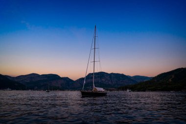 Gocek koylarında lüks yatları olan güzel bir manzara.