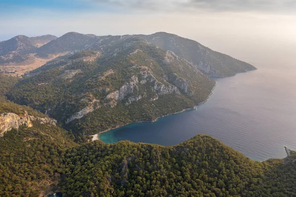 Gocek koylarında lüks yatları olan güzel bir manzara.