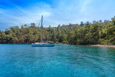 Gocek koylarında lüks yatları olan güzel bir manzara.