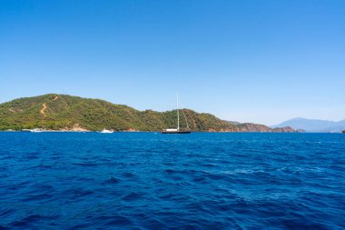 Gocek koylarında lüks yatları olan güzel bir manzara.