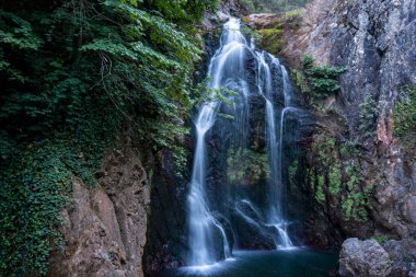 Dağda şelale uzun pozlu çekim