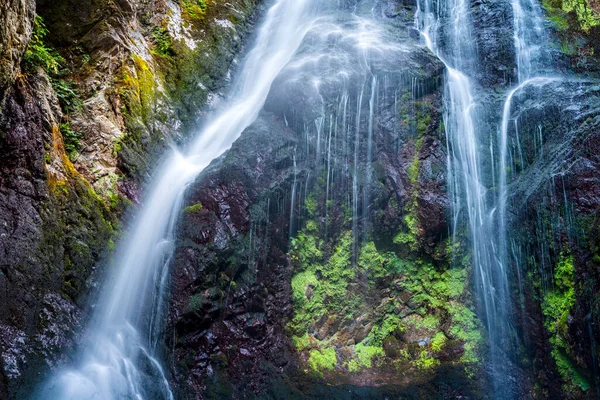 Langzeitbelichtung Des Wasserfalls — Stockfoto