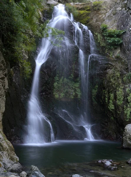 Cascada Montaña Con Tiro Larga Exposición — Foto de Stock