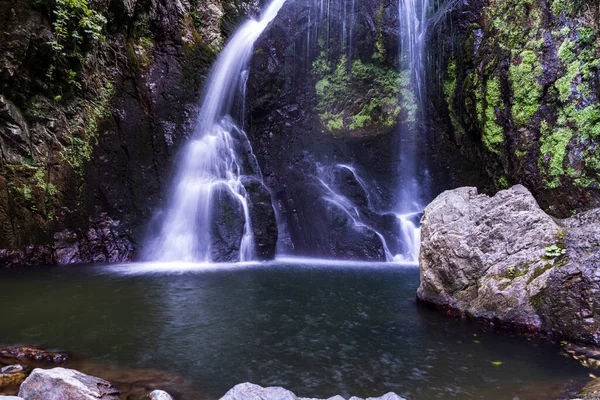 Cascada Montaña Con Tiro Larga Exposición — Foto de Stock