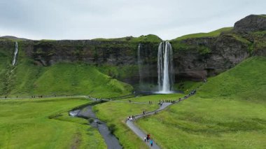 İzlanda 'daki Sersemletici Seljalandsfoss Şelalelerinin Hava Görünümü